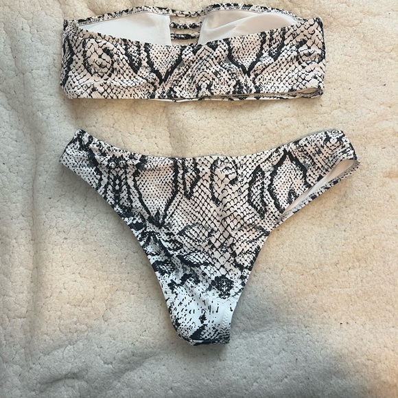 Bikini - Picture 2 of 2